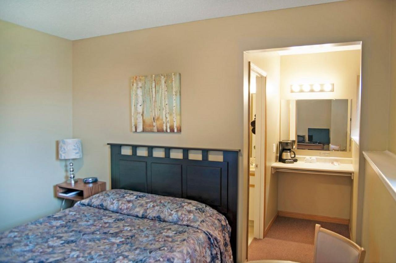 Lakeside Country Inn Manitou Beach エクステリア 写真
